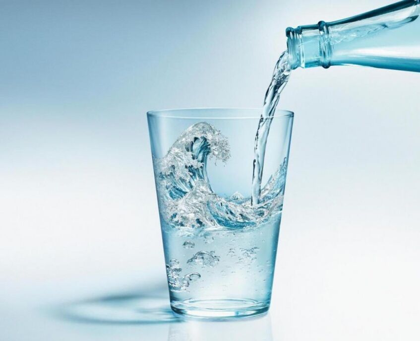 Pendant le régime, vous devez boire beaucoup d'eau propre