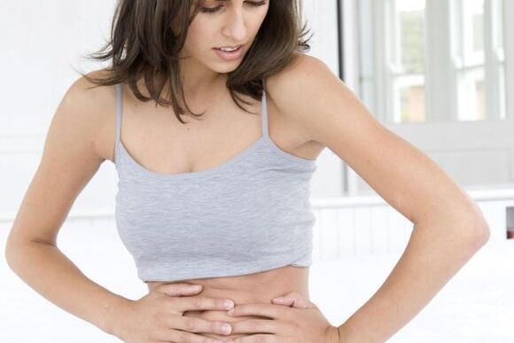 La douleur dans la région abdominale est l'un des premiers signes possibles de pancréatite. 