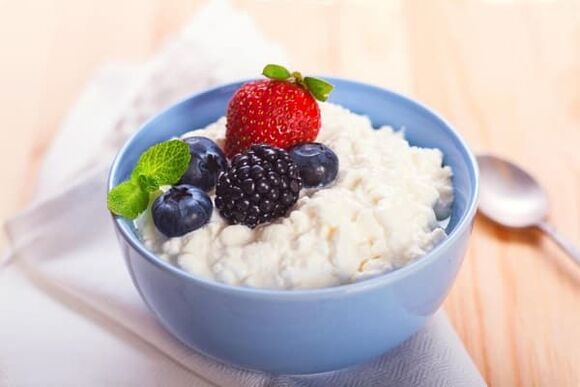 Fromage cottage avec fruits