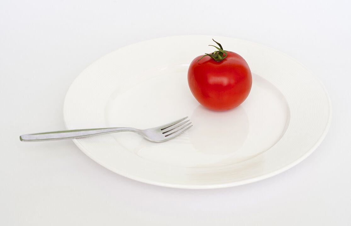 tomate avec une fourchette sur la plaque