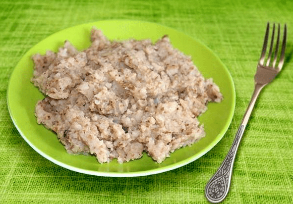 Porridge en blé de sarracene écrasé avec Manku